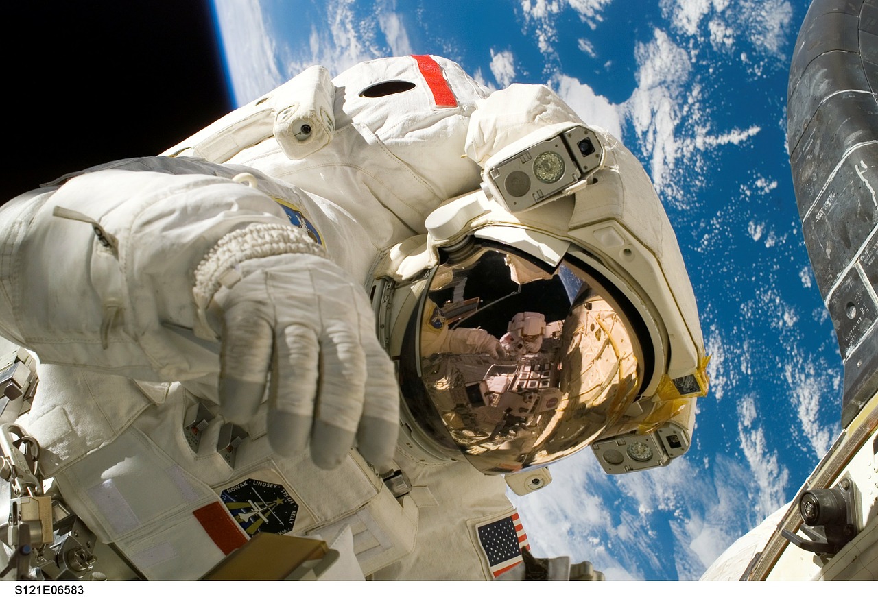 Image - astronaut space shuttle discovery