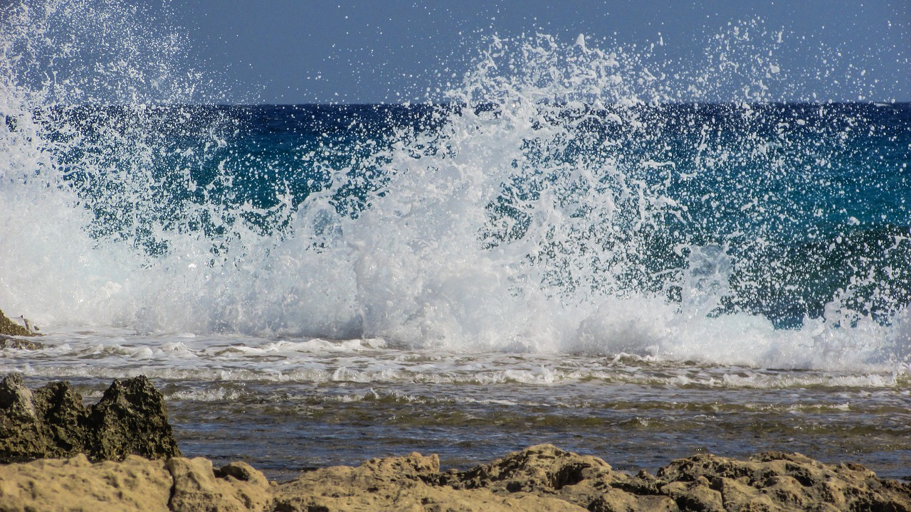 Image - wave smashing spray foam sea