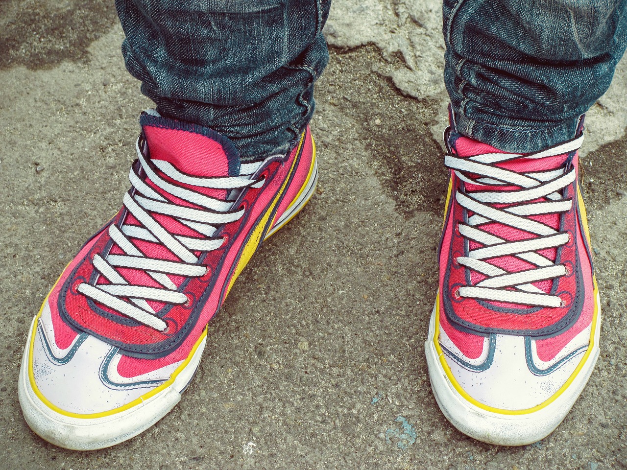 Image - shoes feet female pink puma print