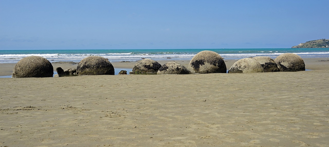 Image - moeraki boulders huge balls beach