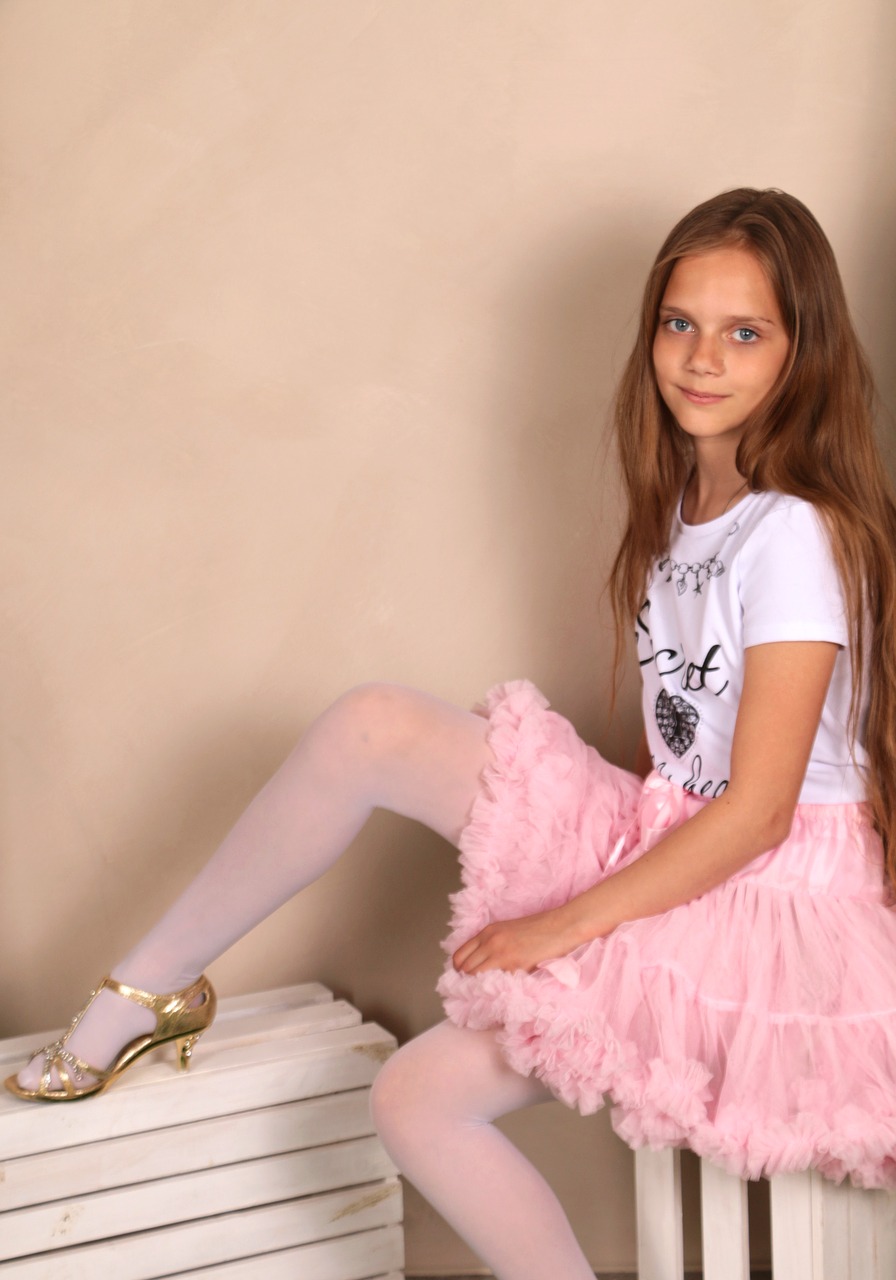 Image - girl model posture skirt sitting