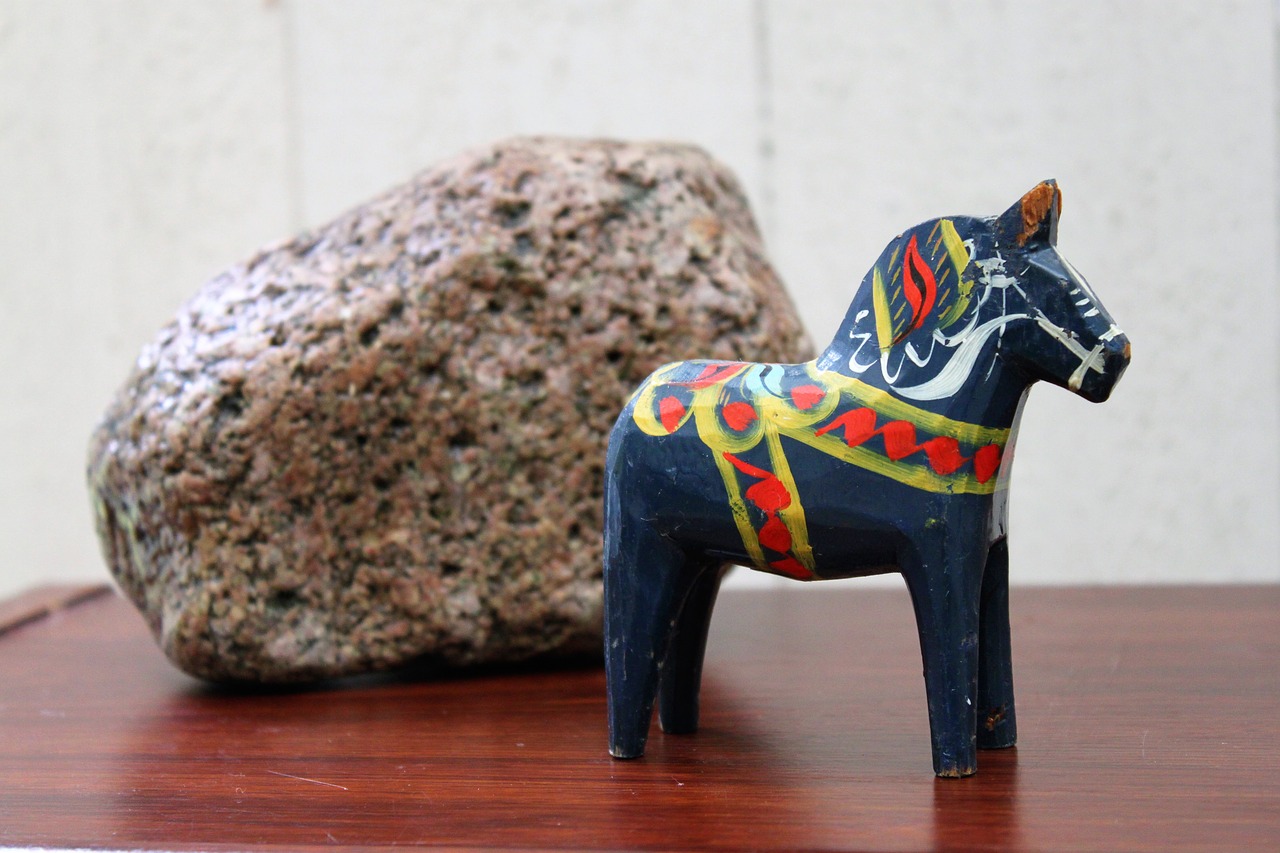 Image - dalahorse blue red yellow horse