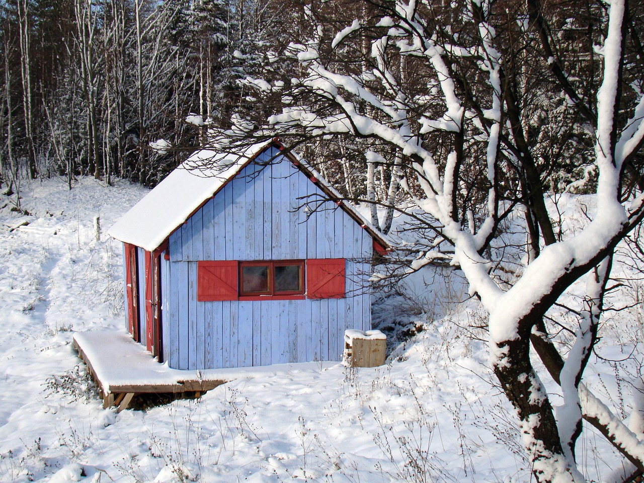 Image - winter blue house red shutters hut