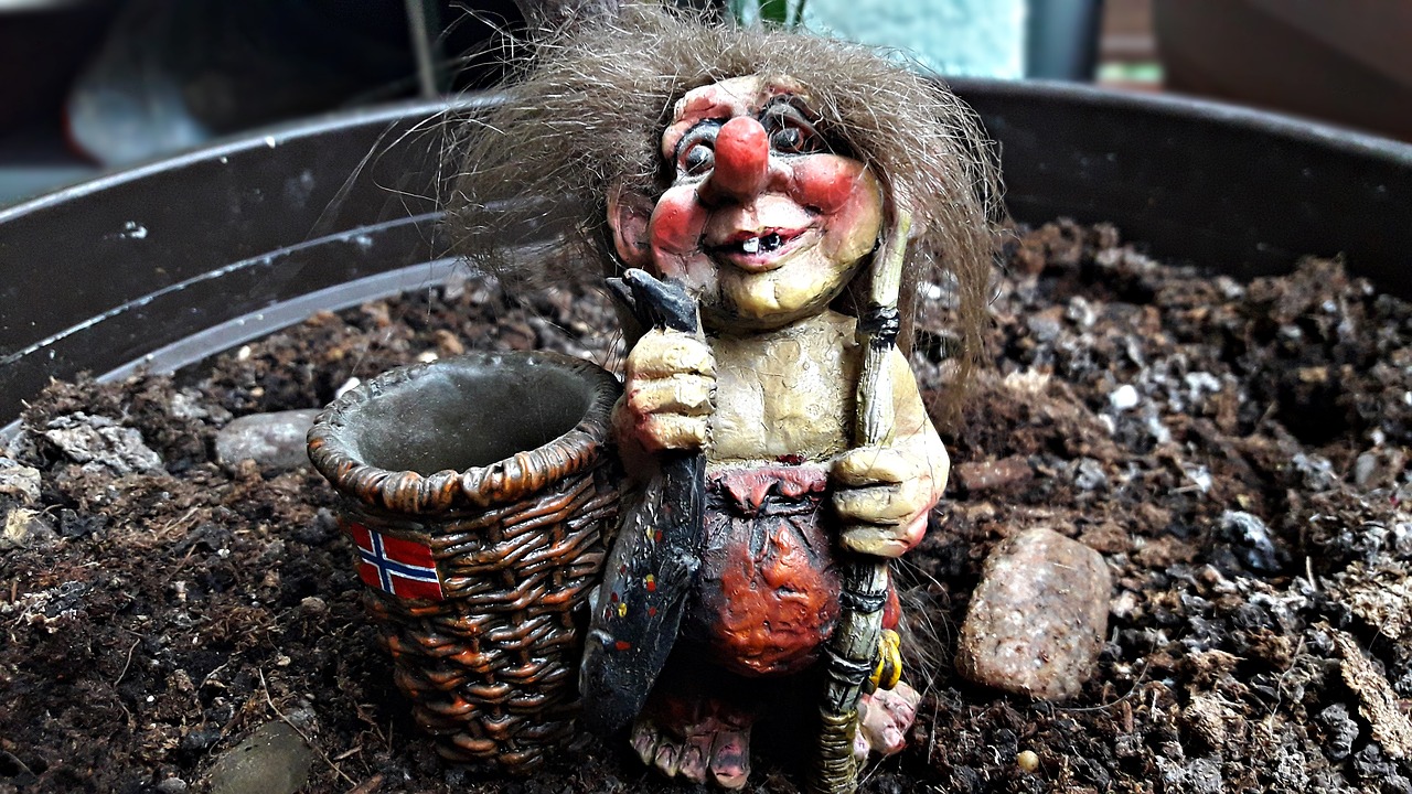 Image - krasnal gnome troll the figurine