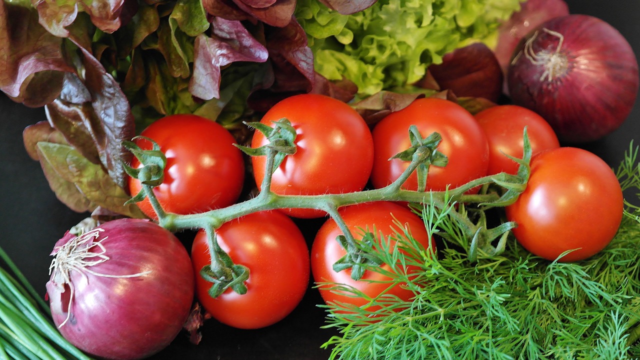 Image - salad tomatoes onion dill