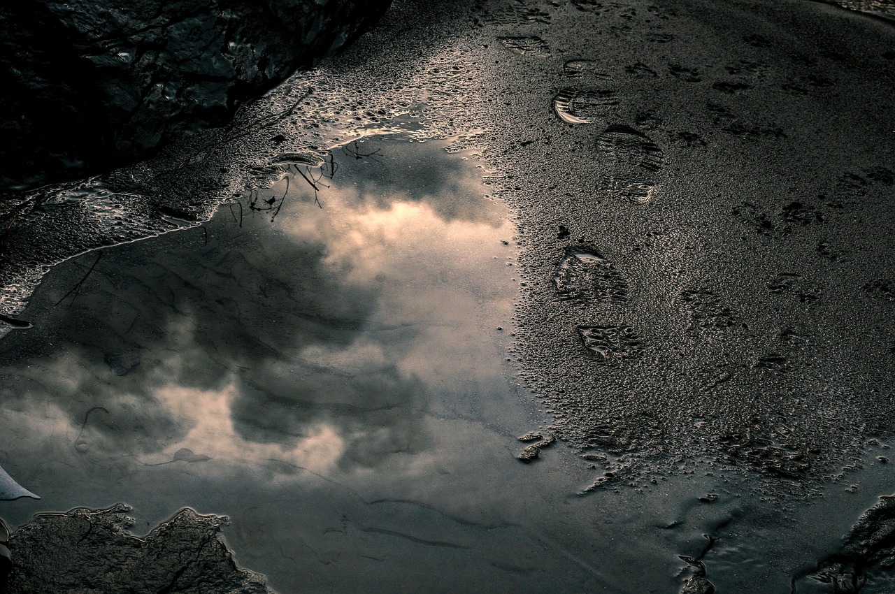 Image - footsteps reflection water steps
