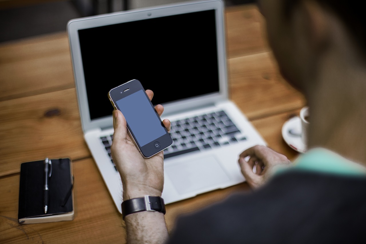 Image - blogger cellphone office business